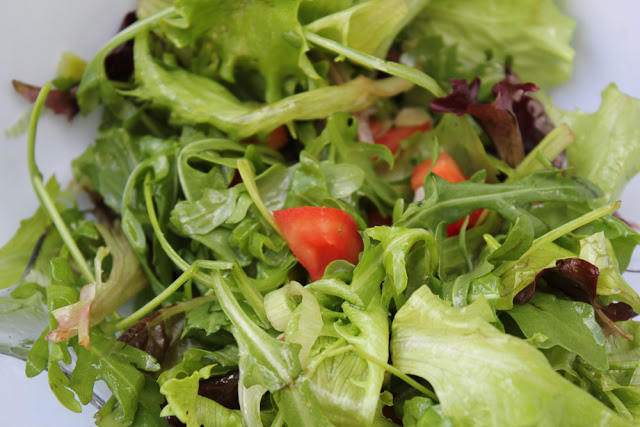 frischer grüner Salat als Grillbeilage