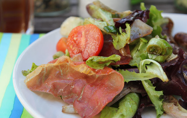 frischer grüner Salat und gegrillter Schinken