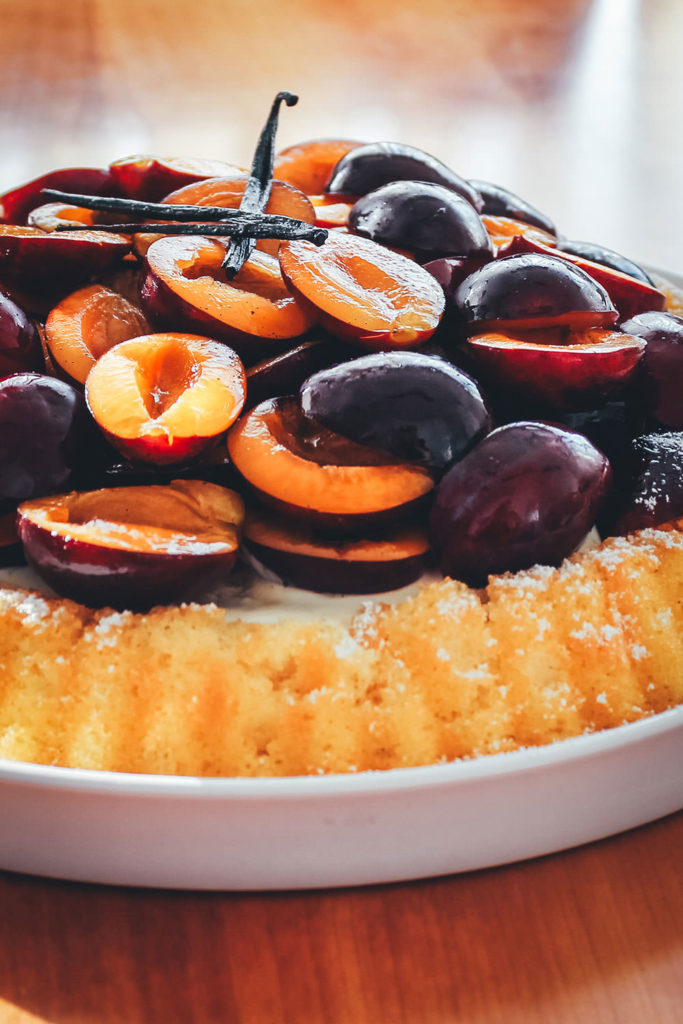 Pflaumen-Marzipan-Kuchen mit Vanille-Pflaumen und Crème fraîche - moey