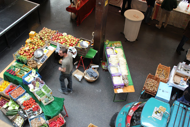 Obst- und Gemüsestand in der MarktZeit in der Fabrik in Hamburg-Ottensen