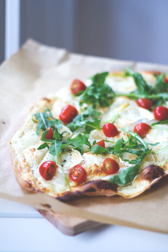 Flammkuchen mit weißem Spargel, Ziegenkäse, Tomaten und Rucola - moey&amp;#39;s ...