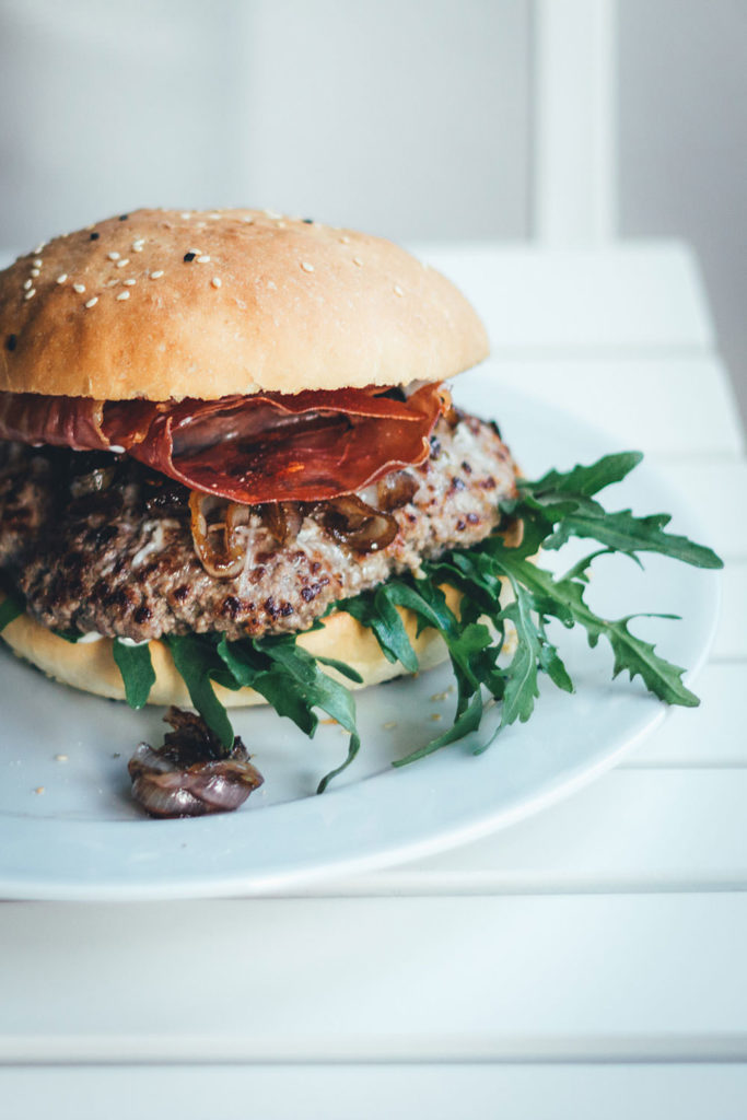 Burger mit frischen Hamburger-Brötchen, Balsamico-Schalotten, Rucola ...