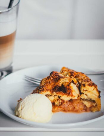 Ein klassischer Apple Pie mit saftigen Äpfeln, Zimt und knuspriger Kruste – das perfekte Rezept zum Nachbacken. | der perfekte Apfelkuchen für den Herbst und Winter | moeyskitchen.com