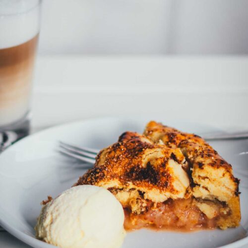 Ein klassischer Apple Pie mit saftigen Äpfeln, Zimt und knuspriger Kruste – das perfekte Rezept zum Nachbacken. | der perfekte Apfelkuchen für den Herbst und Winter | moeyskitchen.com