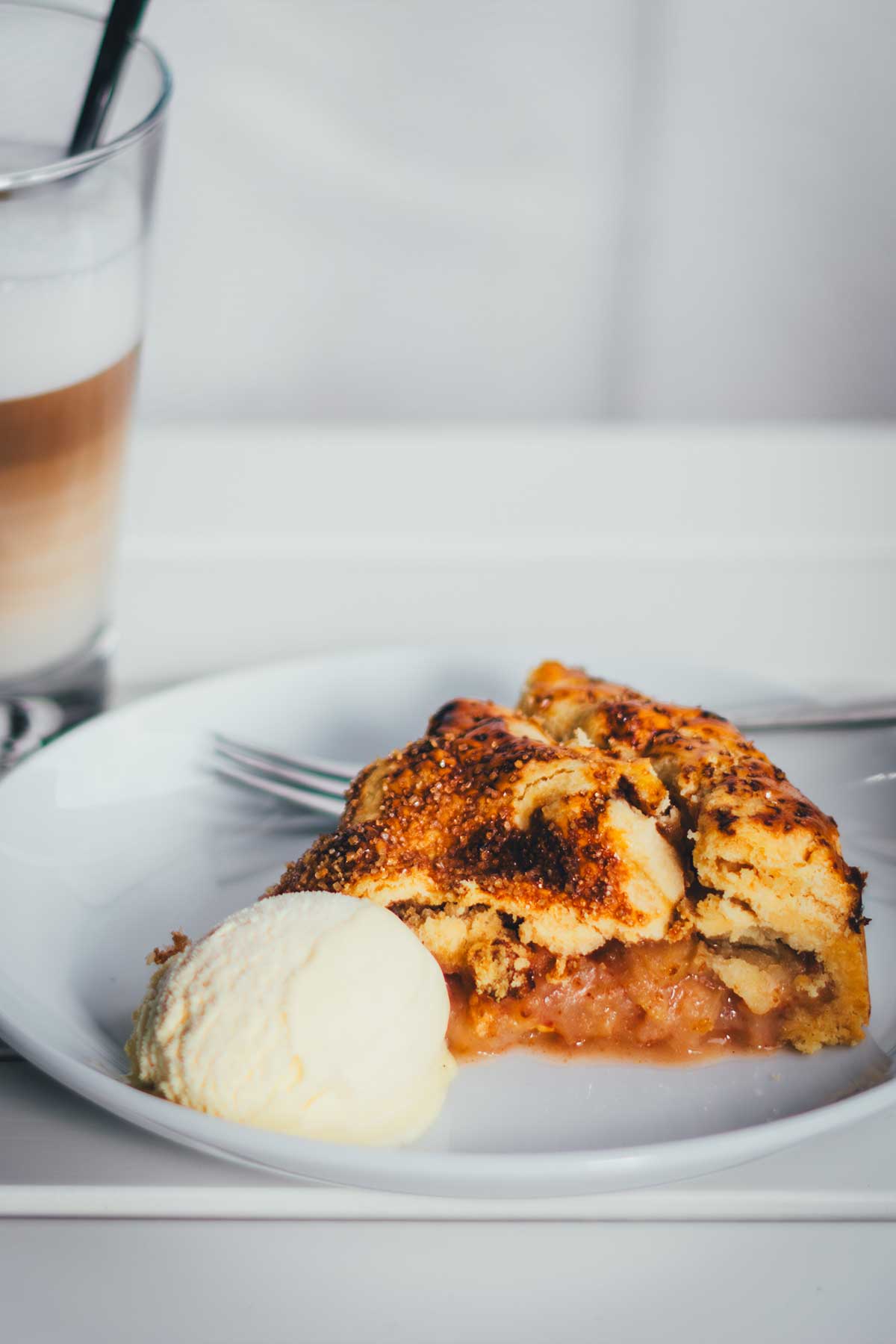 Ein klassischer Apple Pie mit saftigen Äpfeln, Zimt und knuspriger Kruste – das perfekte Rezept zum Nachbacken. | der perfekte Apfelkuchen für den Herbst und Winter | moeyskitchen.com