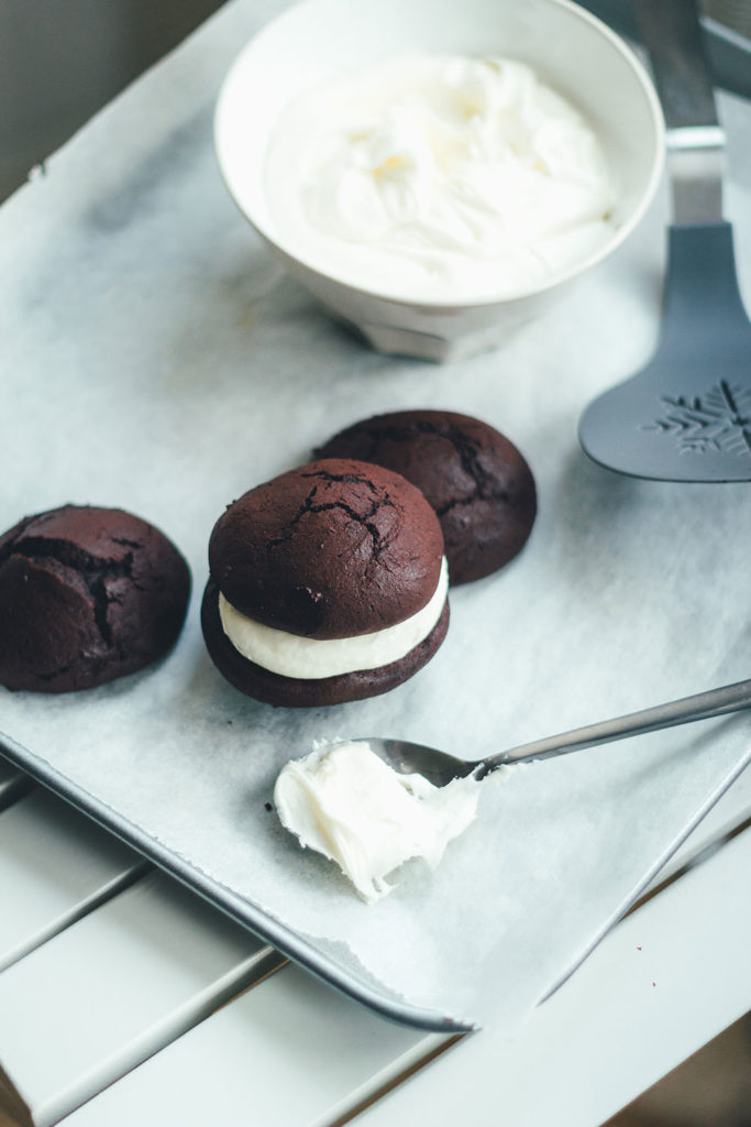 Schoko Whoopie Pies mit Marshmallow-Füllung - moey&amp;#39;s kitchen foodblog