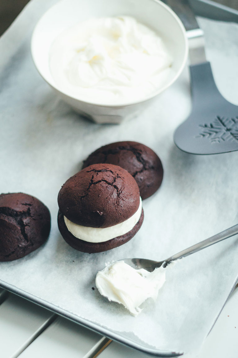 Schoko Whoopie Pies mit Marshmallow-Füllung - moey&amp;#39;s kitchen foodblog