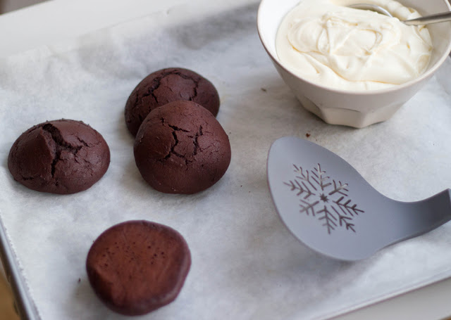 Schokoladige Whoopie Pies mit Marshmallow-Füllung - moey&amp;#39;s kitchen foodblog