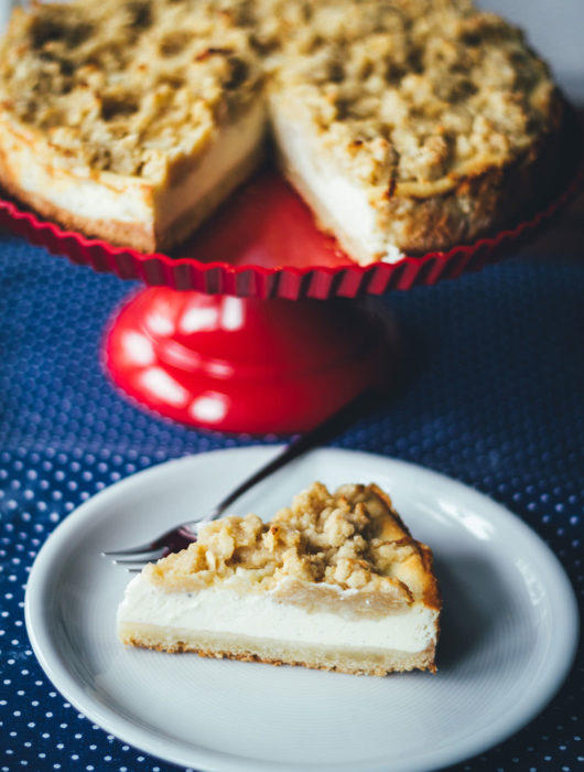 Rezept für Vanille-Cheesecake mit Apfelstreuseln | typisch amerikanischer Käsekuchen mit saftigen Mürbeteig-Streuseln mit geriebenen Äpfeln | moeyskitchen.com #cheesecake #käsekuchen #vanillecheesecake #mürbeteig #streusel #äpfel #apfelkuchen #backen #rezepte #kuchen #kuchenbacken #herbstrezept #foodblogger #rezepte