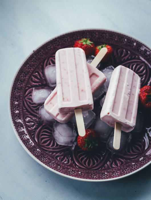 Rezept für Strawberry Cheesecake Popsicles | leckeres Erdbeereis am Stiel mit Frischkäse | blitzschnell zusammengerührt und ohne Eismaschine | moeyskitchen.com #popsicles #eis #eisamstiel #eiscreme #icecream #erdbeeren #erdbeereis #foodblogger #rezepte