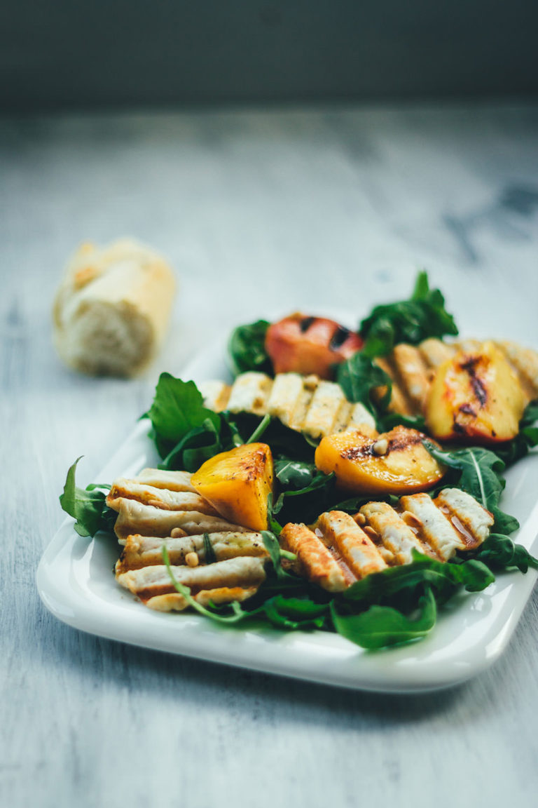 Sommersalat mit Halloumi-Chips und gegrillten Pfirsichen - moey&amp;#39;s ...