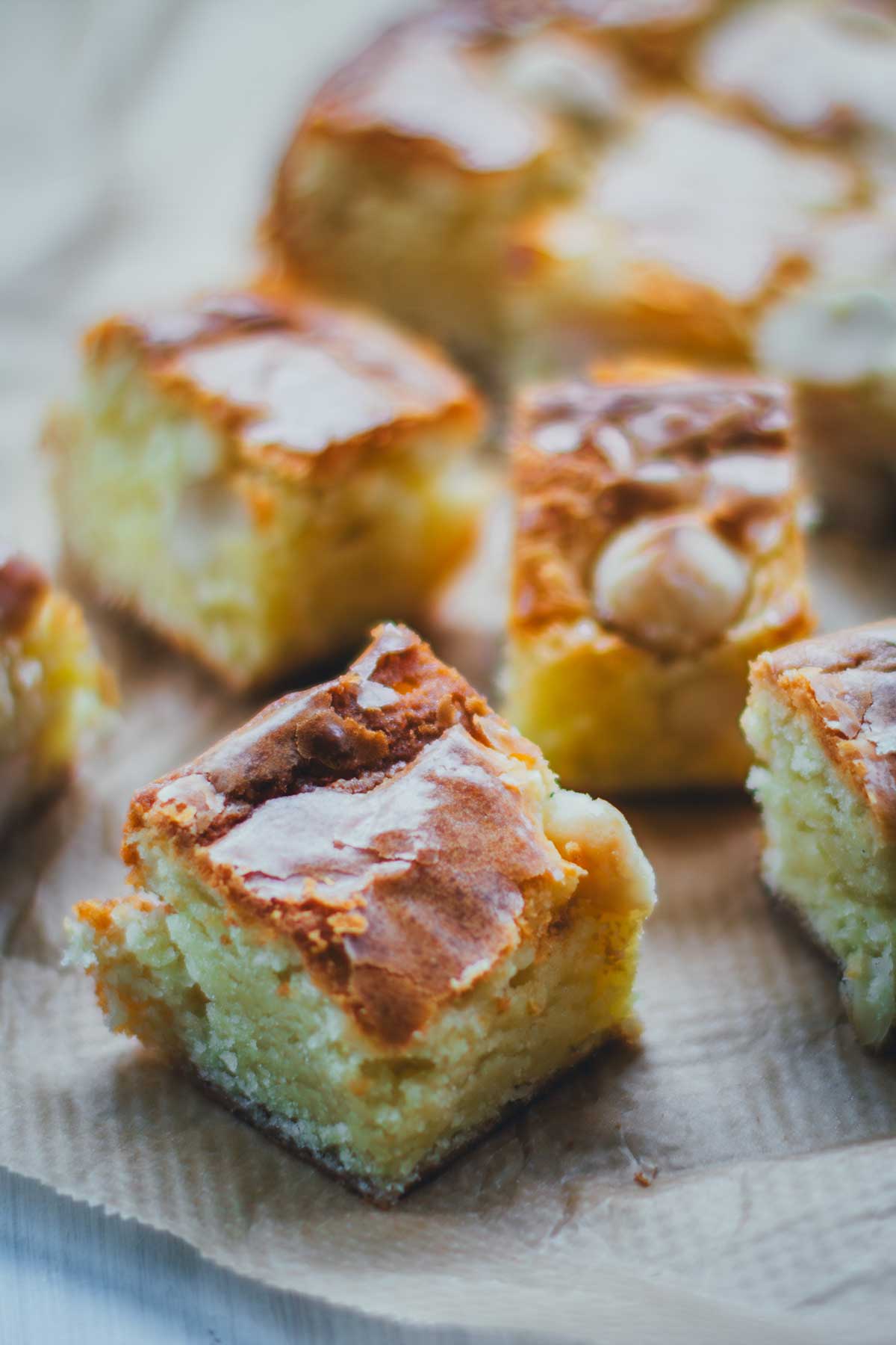 Rezept für saftige Blondies mit weißer Schokolade und gesalzenen Macadamias. Das sind quasi goldbraune Brownies ohne dunkle Schokolade, mit karamelligem Geschmack. Schnell gemacht aus nur wenigen Zutaten. Ein echtes Standardrezept! | moeyskitchen.com