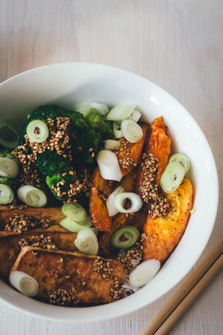 Vegane Bowl: Ofengeröstete Möhren mit Brokkoli, Tofu und Soja-Ingwer ...