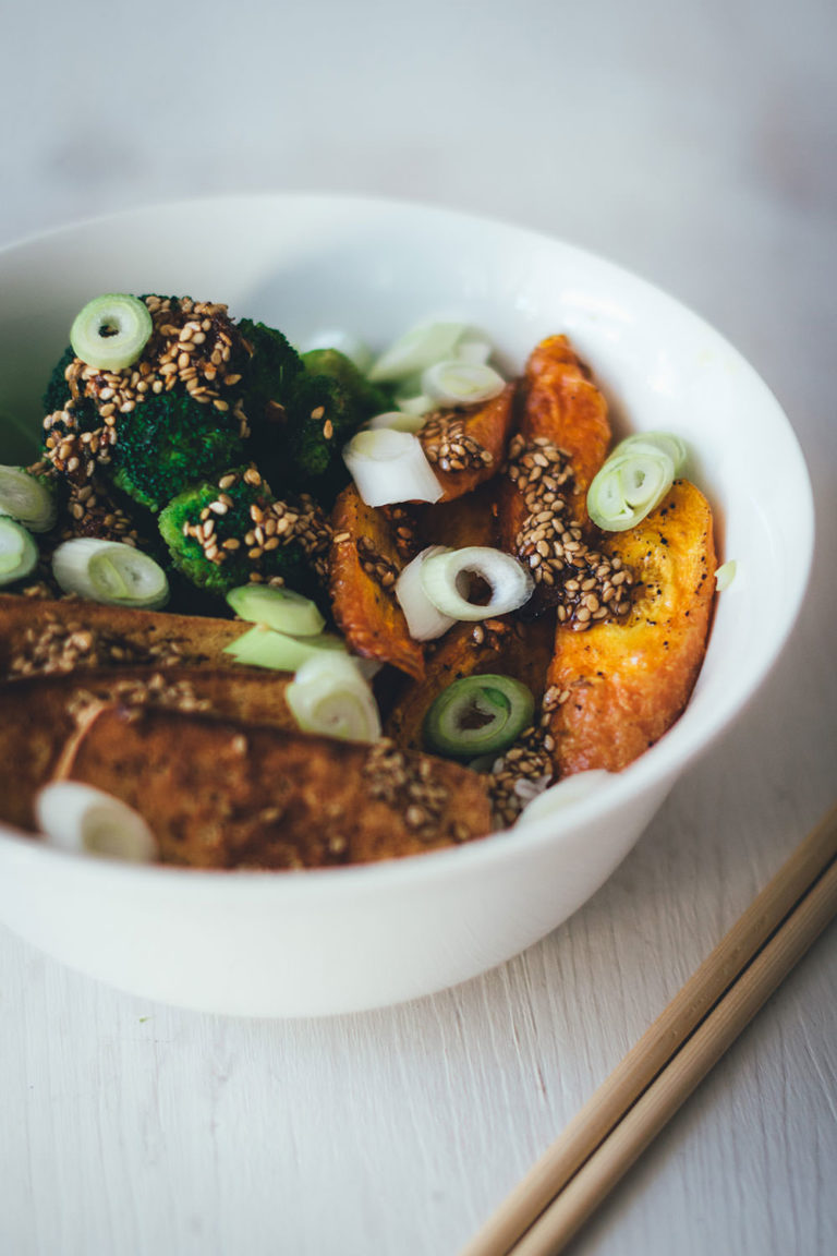 Vegane Bowl: Ofengeröstete Möhren mit Brokkoli, Tofu und Soja-Ingwer ...