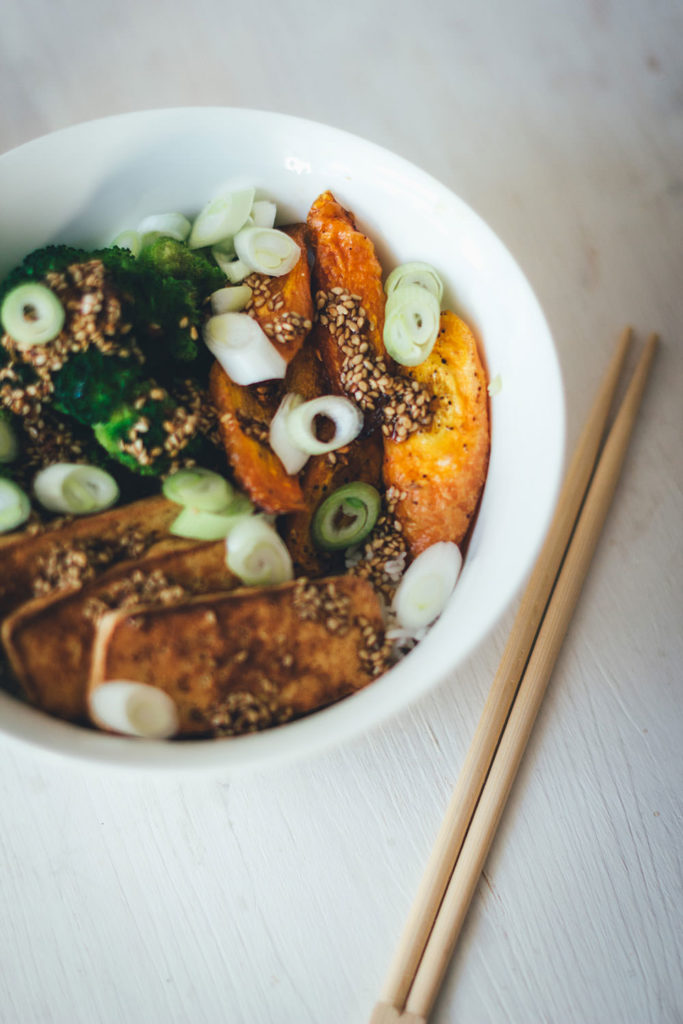 Vegane Bowl: Ofengeröstete Möhren mit Brokkoli, Tofu und Soja-Ingwer ...