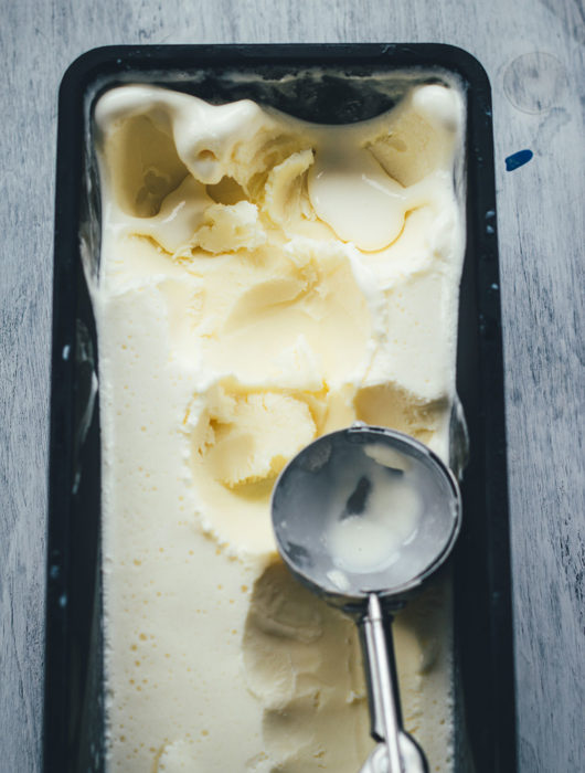 Rezept für blitzschnelles Crème-fraîche-Eis mit nur zwei Zutaten! | ganz ohne Eismaschine zuzubereiten | moeyskitchen.com #eis #icecream #cremefraiche #selbstgemacht #foodblogger #rezepte #sommer #eisohneeismaschine