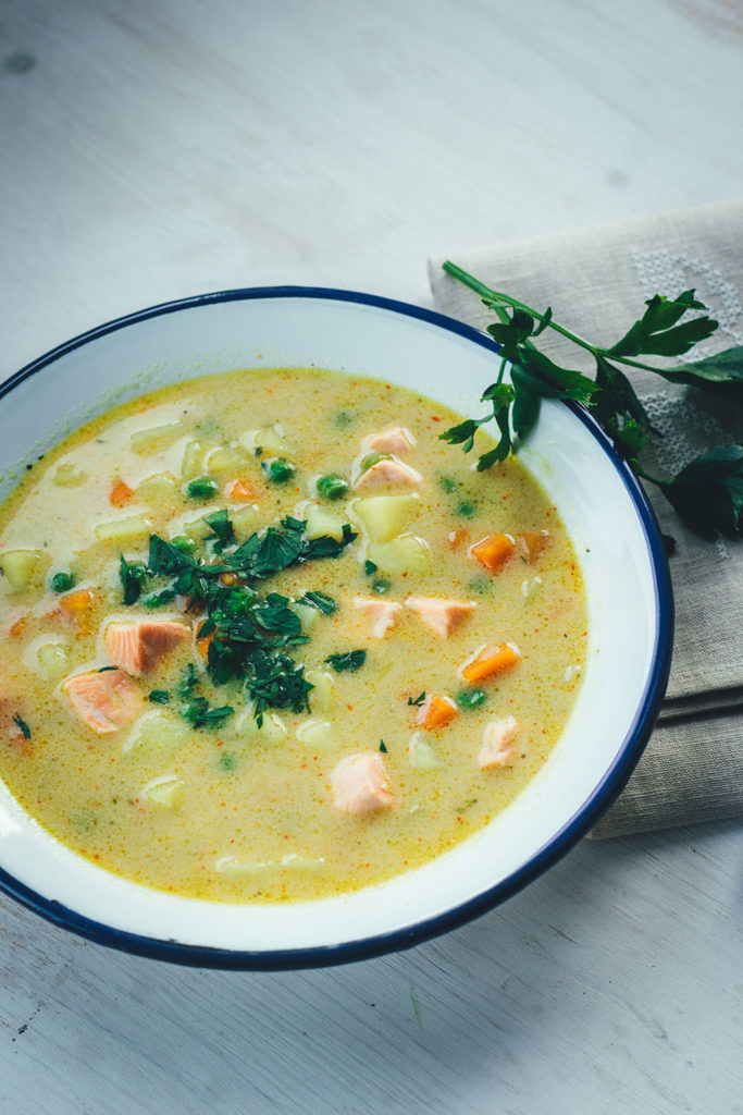 Kartoffel-Erbsen-Suppe mit Lachs und Kokosmilch