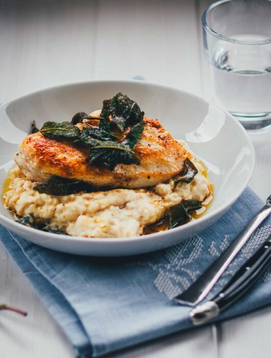 Rezept für gebratene Hähnchenbrust mit Bohnen-Ziegenfrischkäse-Püree und Salbeibutter. Zufällig low-carb und sooo lecker! Klingt aufwendig, steht aber in nur 30 Minuten auf dem Tisch und macht richtig was her! | moeyskitchen.com