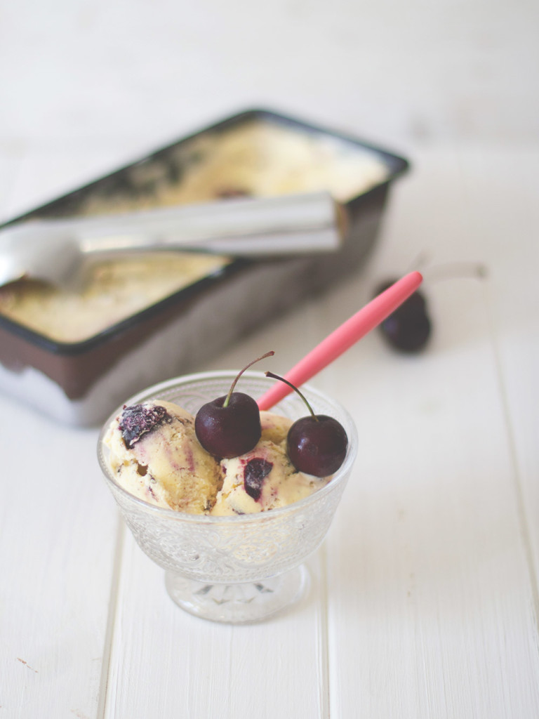 Sommerzeit ist Eiszeit: Sahniges Vanille-Kirsch-Eis mit Schokostückchen ...