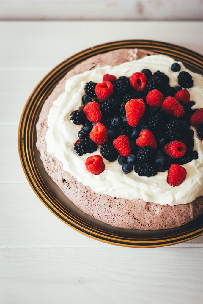 Schoko-Pavlova Mit Schlagsahne Und Sommerbeeren - Moey's Kitchen Foodblog