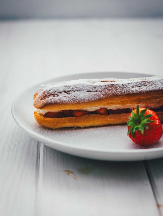 Rezept für Brandteig aus dem Thermomix und Eclairs mit Erdbeeren und Mascarpone-Sahne | moeyskitchen.com