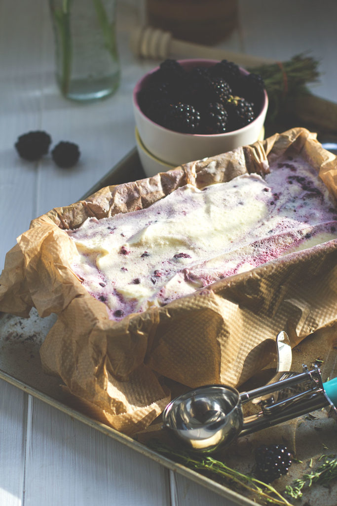 Brombeer-Eis mit Ziegenfrischkäse, Honig und Thymian (Rezept mit und ...