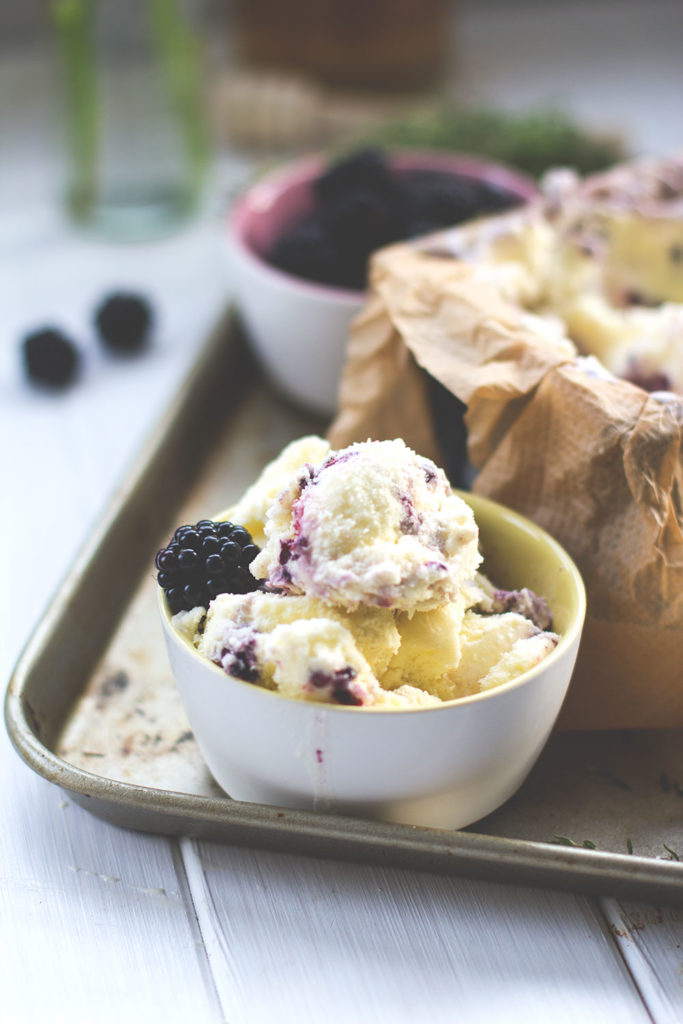 Brombeer-Eis mit Ziegenfrischkäse, Honig und Thymian (Rezept mit und ...