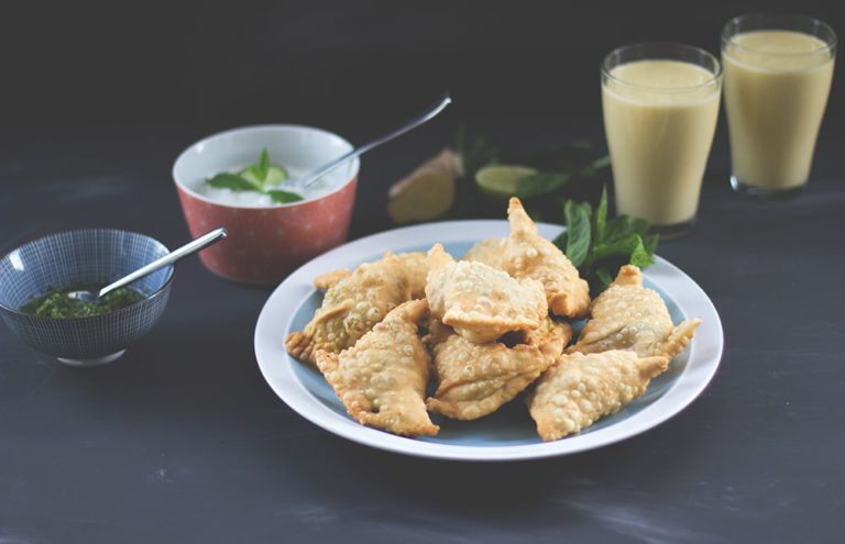 Kartoffel-Samosas mit grünem Kräuter-Chutney, Gurken-Minz-Raita und ...