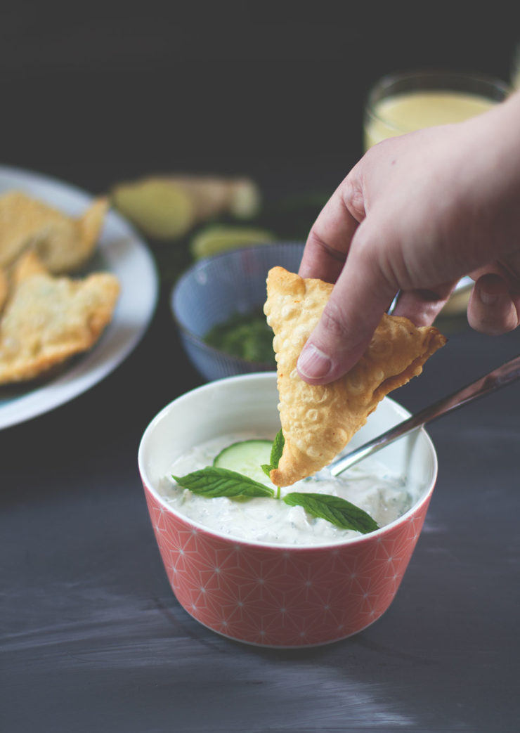 Kartoffel-Samosas mit grünem Kräuter-Chutney, Gurken-Minz-Raita und ...