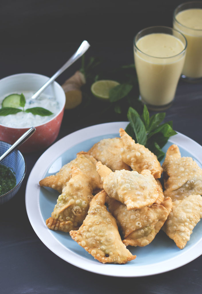 Kartoffel-Samosas mit grünem Kräuter-Chutney, Gurken-Minz-Raita und ...