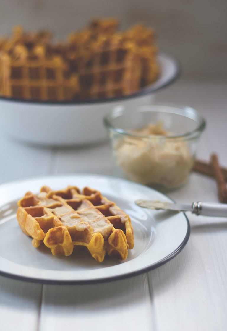 Süße Kürbis-Waffeln mit Honig-Zimt-Butter - moey&amp;#39;s kitchen foodblog