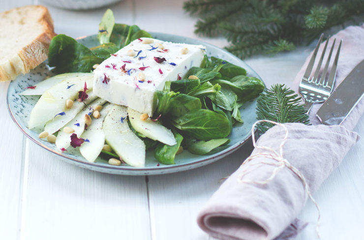 Feldsalat mit Birne, Pinienkernen und Ziegenfrischkäse-Blüten-Terrine ...