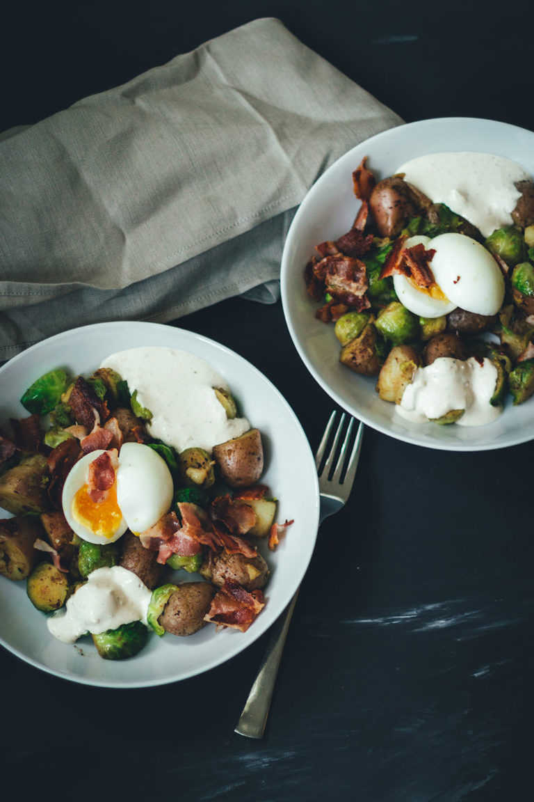 Rosenkohl-Kartoffel-Pfanne mit wachsweichem Ei, Bacon und Knoblauch ...