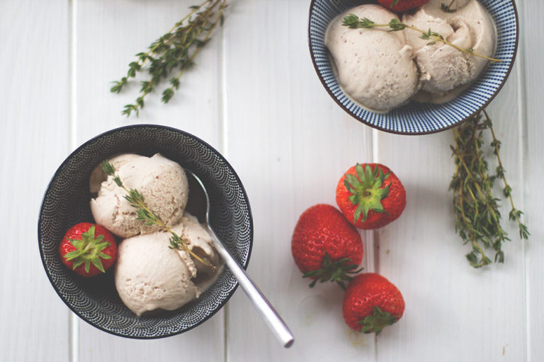 Sahniges Erdbeer-Balsamico-Eis aus gerösteten Erdbeeren - moey&amp;#39;s ...