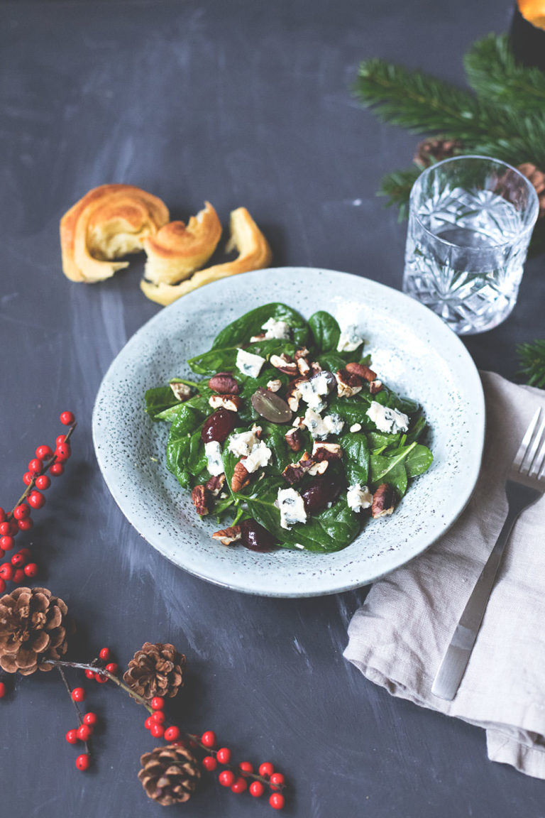 Babyspinat-Salat mit roten Trauben, Blauschimmelkäse und gerösteten ...