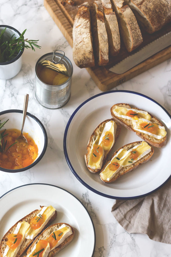 Silvester 2017: Crostini mit gebackenem Brie und Aprikosen-Chutney