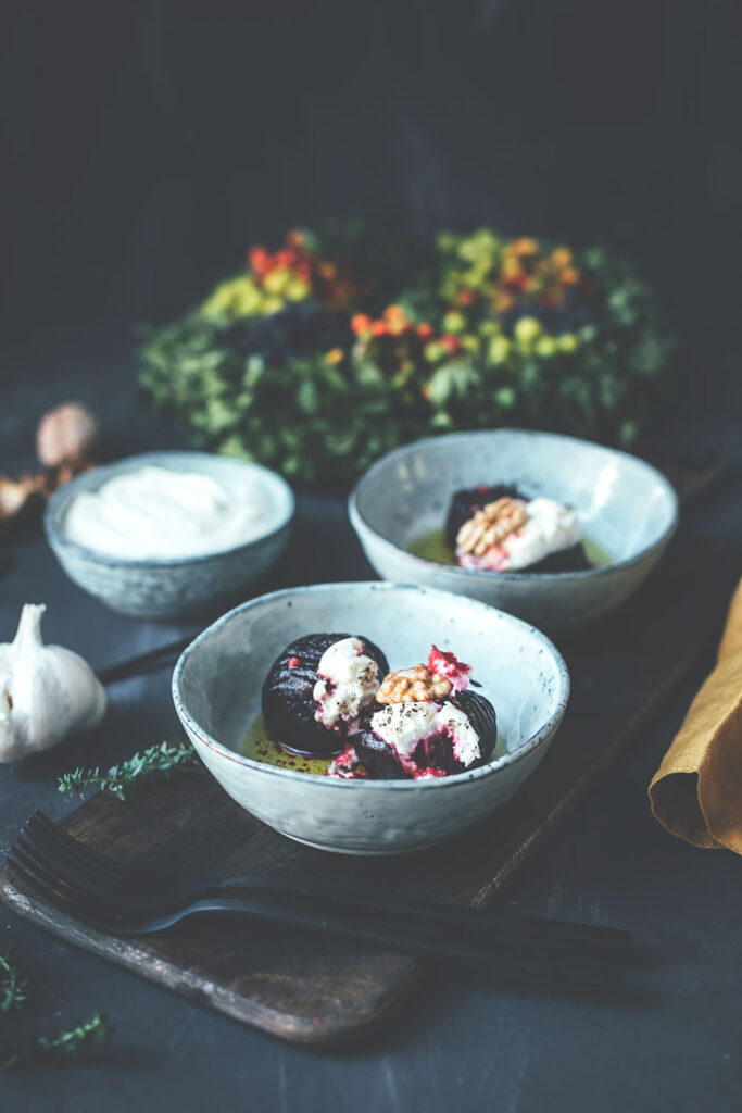 Hasselback Rote Bete mit Ziegenfrischkäse und Knoblauch-Joghurt