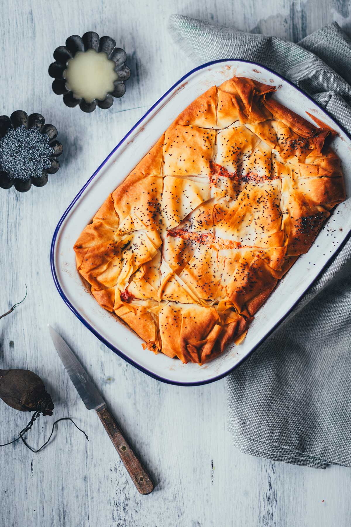 Rote Bete Spanakopita als kreative Rote Bete Quiche Variante mit knusprigem Filoteig, cremigem Ricotta und würzigem Feta. Eine besondere Kombination mit Rote Beete | moeyskitchen.com