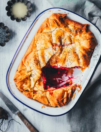 Rote Bete Spanakopita als kreative Rote Bete Quiche Variante mit knusprigem Filoteig, cremigem Ricotta und würzigem Feta. Eine besondere Kombination mit Rote Beete | moeyskitchen.com