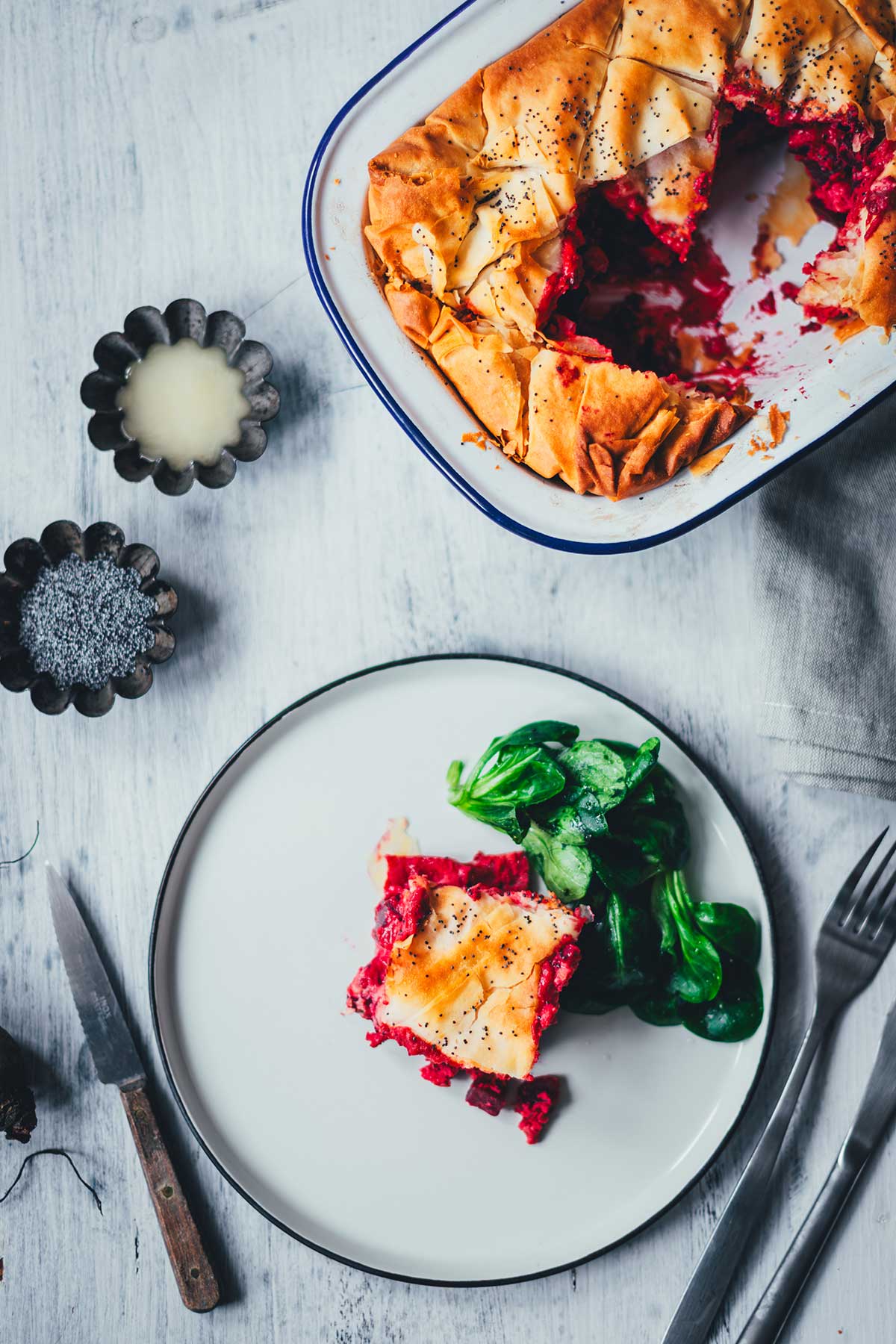 Rote Bete Spanakopita als kreative Rote Bete Quiche Variante mit knusprigem Filoteig, cremigem Ricotta und würzigem Feta. Eine besondere Kombination mit Rote Beete | moeyskitchen.com