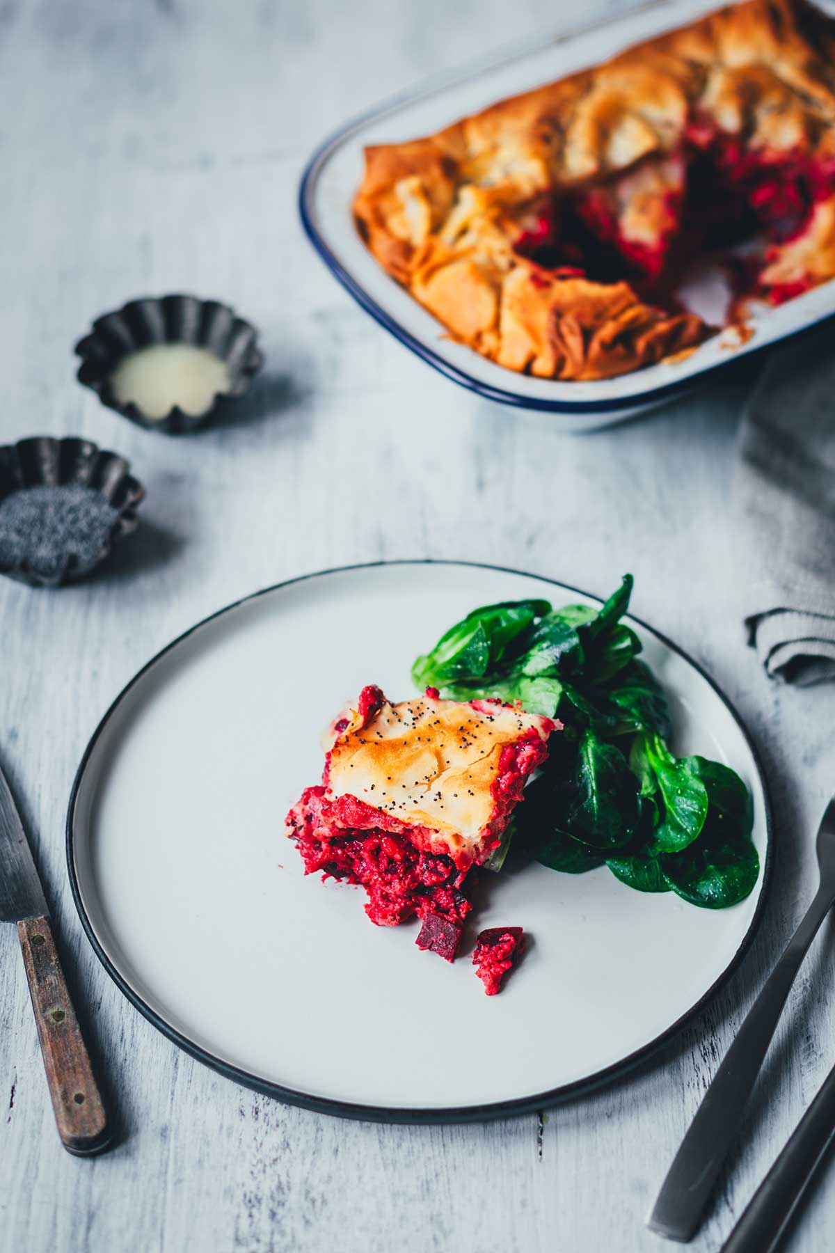 Rote Bete Spanakopita als kreative Rote Bete Quiche Variante mit knusprigem Filoteig, cremigem Ricotta und würzigem Feta. Eine besondere Kombination mit Rote Beete | moeyskitchen.com