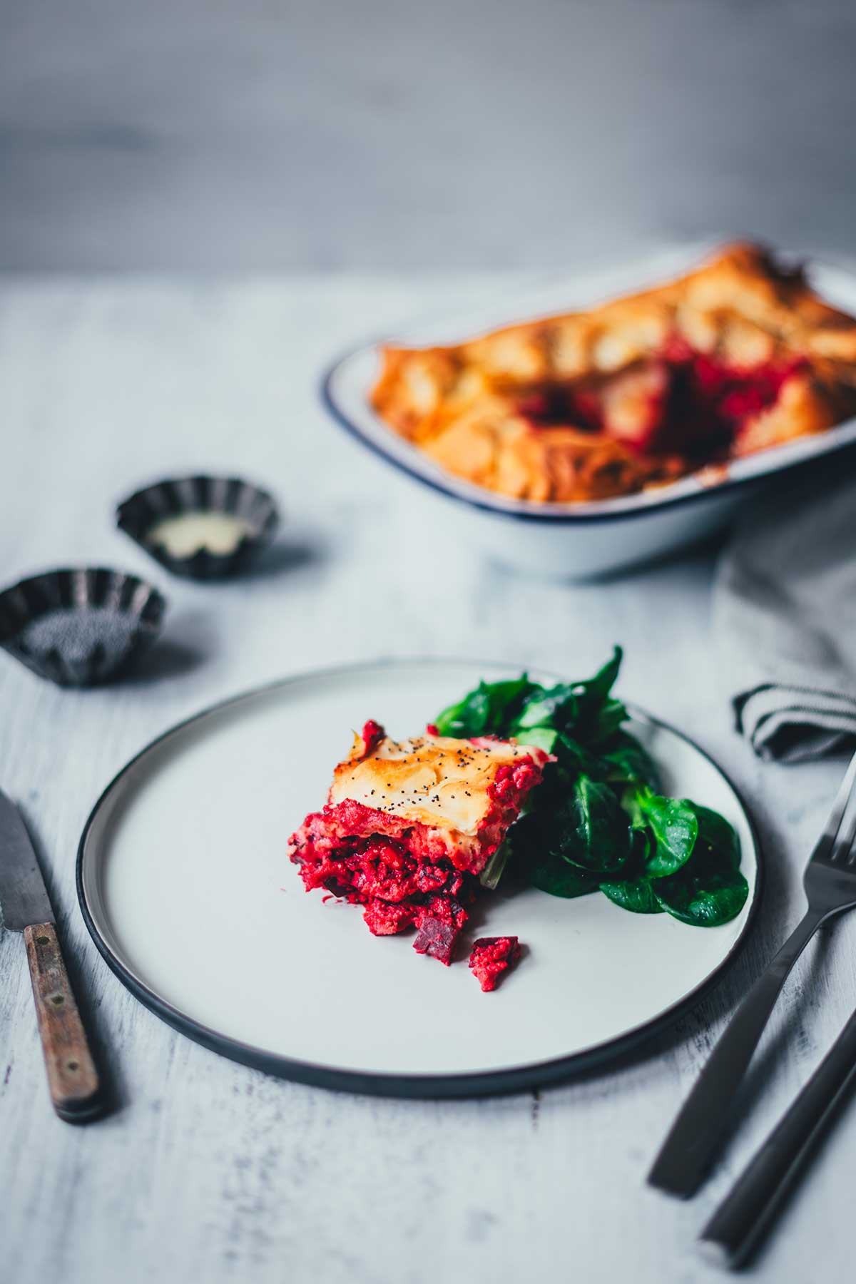 Rote Bete Spanakopita als kreative Rote Bete Quiche Variante mit knusprigem Filoteig, cremigem Ricotta und würzigem Feta. Eine besondere Kombination mit Rote Beete | moeyskitchen.com