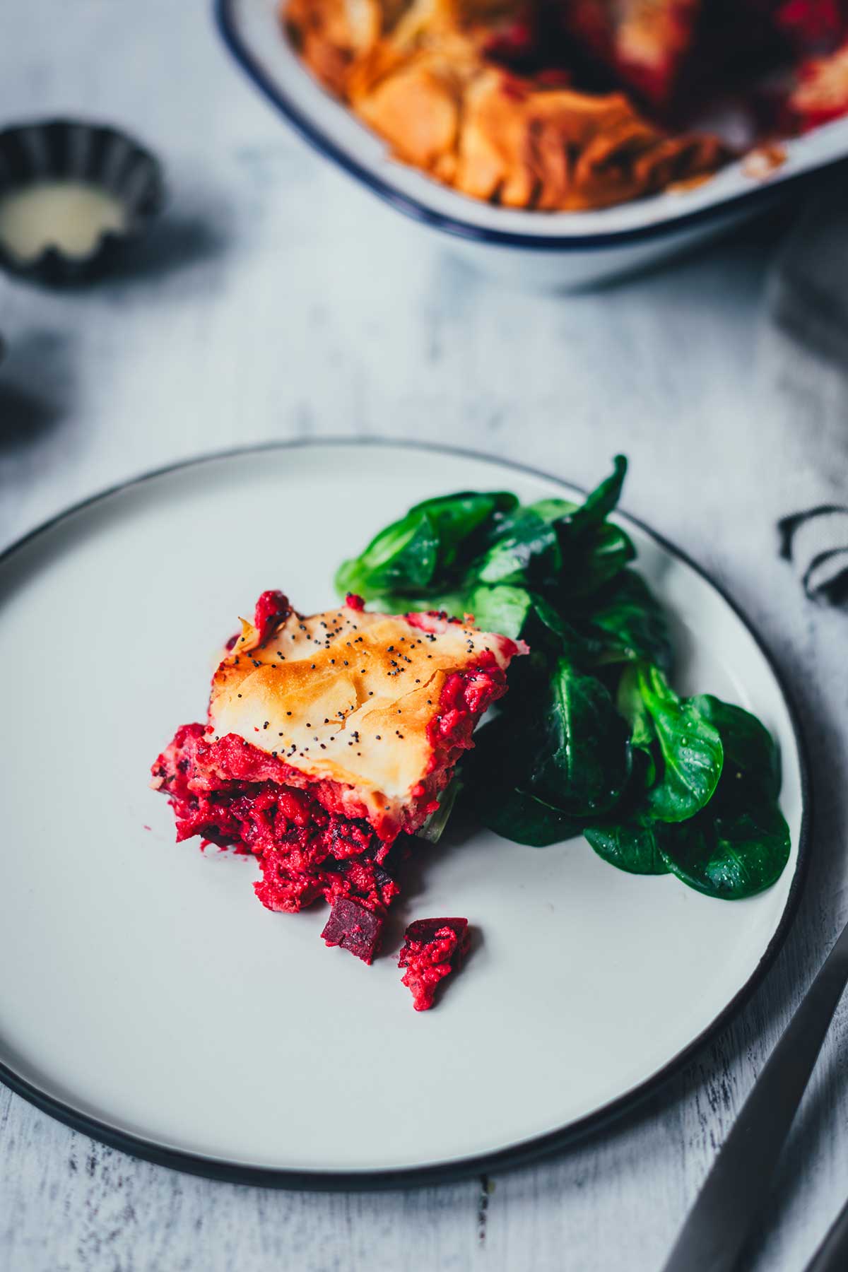 Rote Bete Spanakopita als kreative Rote Bete Quiche Variante mit knusprigem Filoteig, cremigem Ricotta und würzigem Feta. Eine besondere Kombination mit Rote Beete | moeyskitchen.com