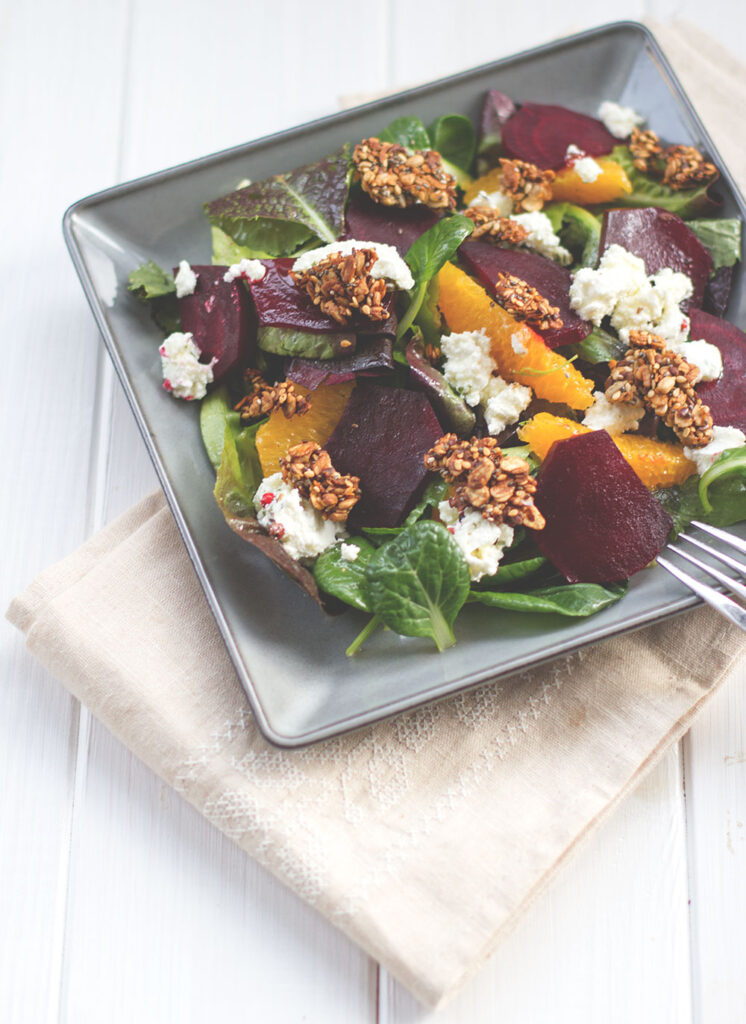 Salat mit gebackener Rote Bete, Ziegenkäse, Orangen und herzhaftem Granola | moeyskitchen.com