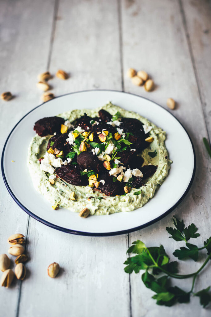 Smashed Beets – Rote Bete aus dem Ofen mit Feta-Pistazien-Creme