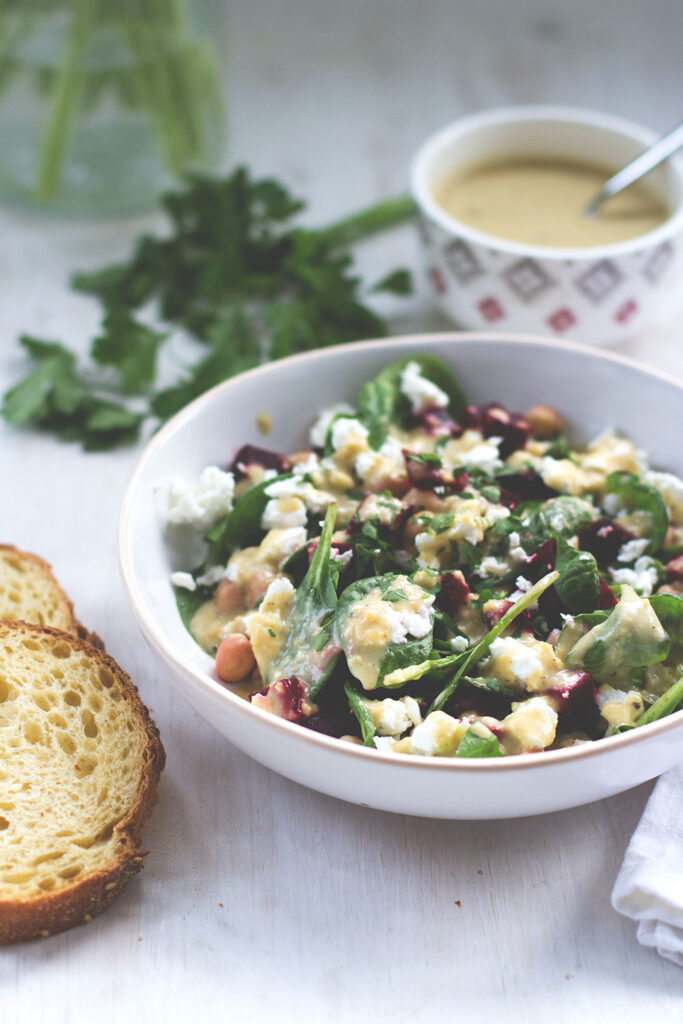 Spinat-Kichererbsen-Salat mit Rote Bete und Hummus-Dressing | moeyskitchen.com