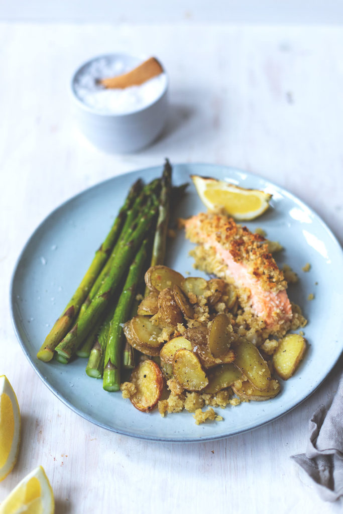 One Pan Grüner Spargel mit Knusper-Lachs und neuen Kartoffeln vom Blech ...