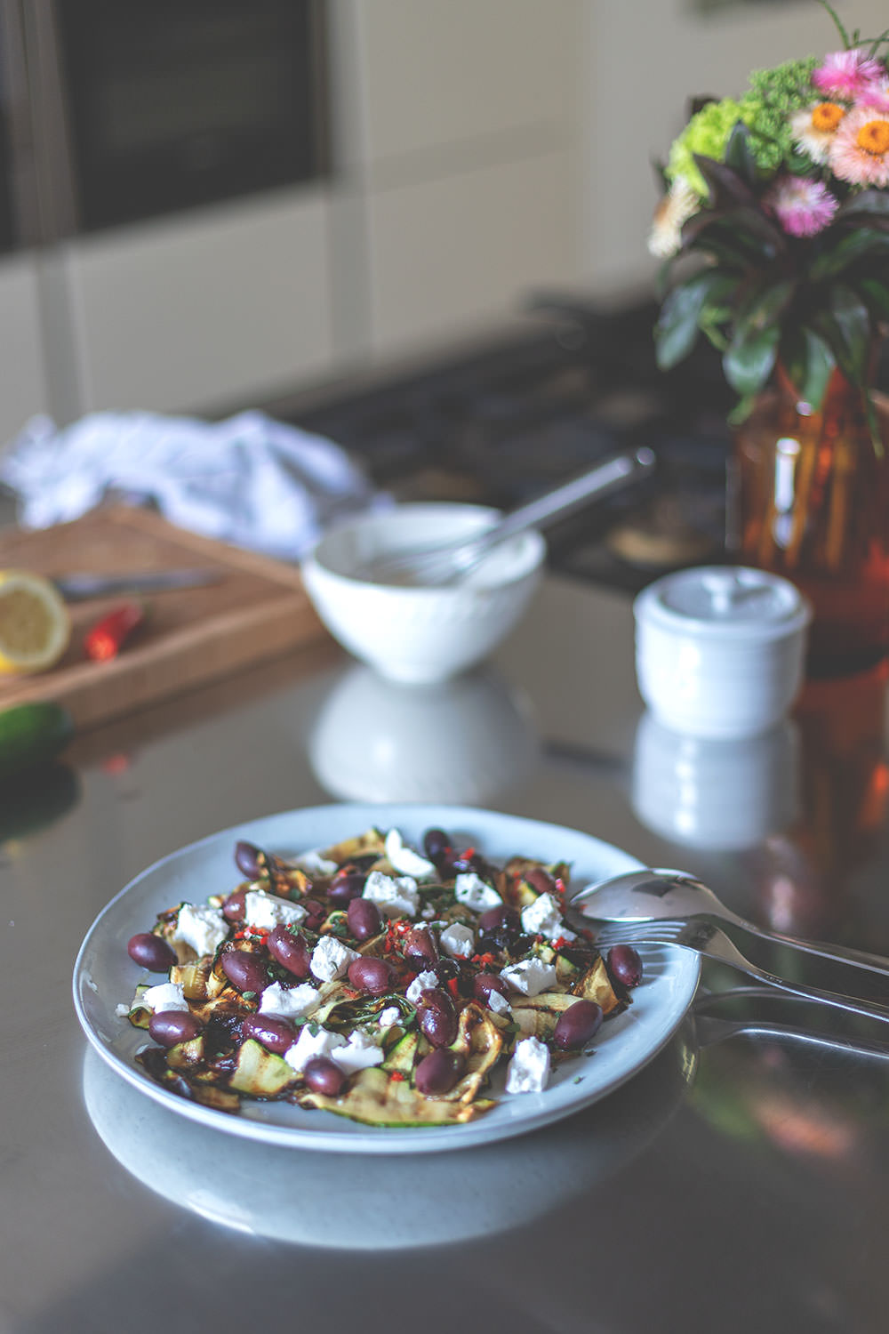 Rezept für gegrillten Zucchini-Salat mit Kalamata-Oliven und Ziegenfrischkäse | moeyskitchen.com