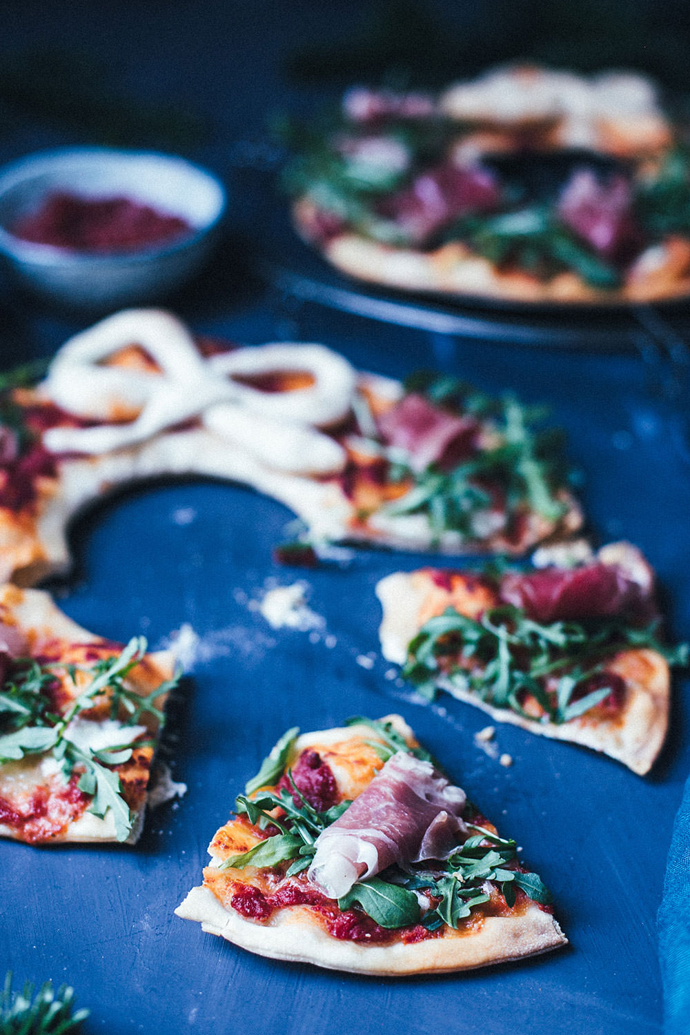 Rezept für festlichen Pizza-Kranz mit Rucola und Serrano-Schinken | moeyskitchen.com #pizza #rezept #weihnachten #rezepte #foodblogger