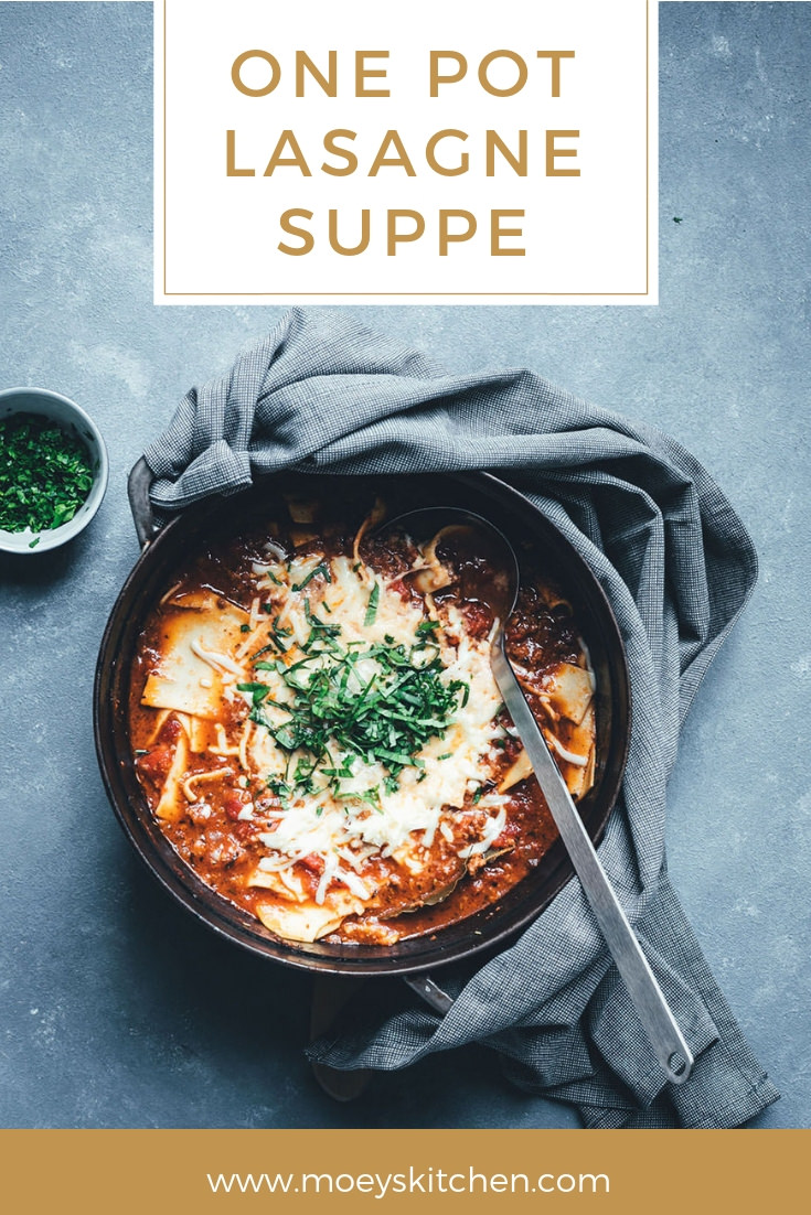 Rezept für herzhafte One Pot Lasagne-Suppe | moeyskitchen.com #onepot #suppe #lasagnesuppe #lasagne #rezepte #foodblogger #foodblog #kochen